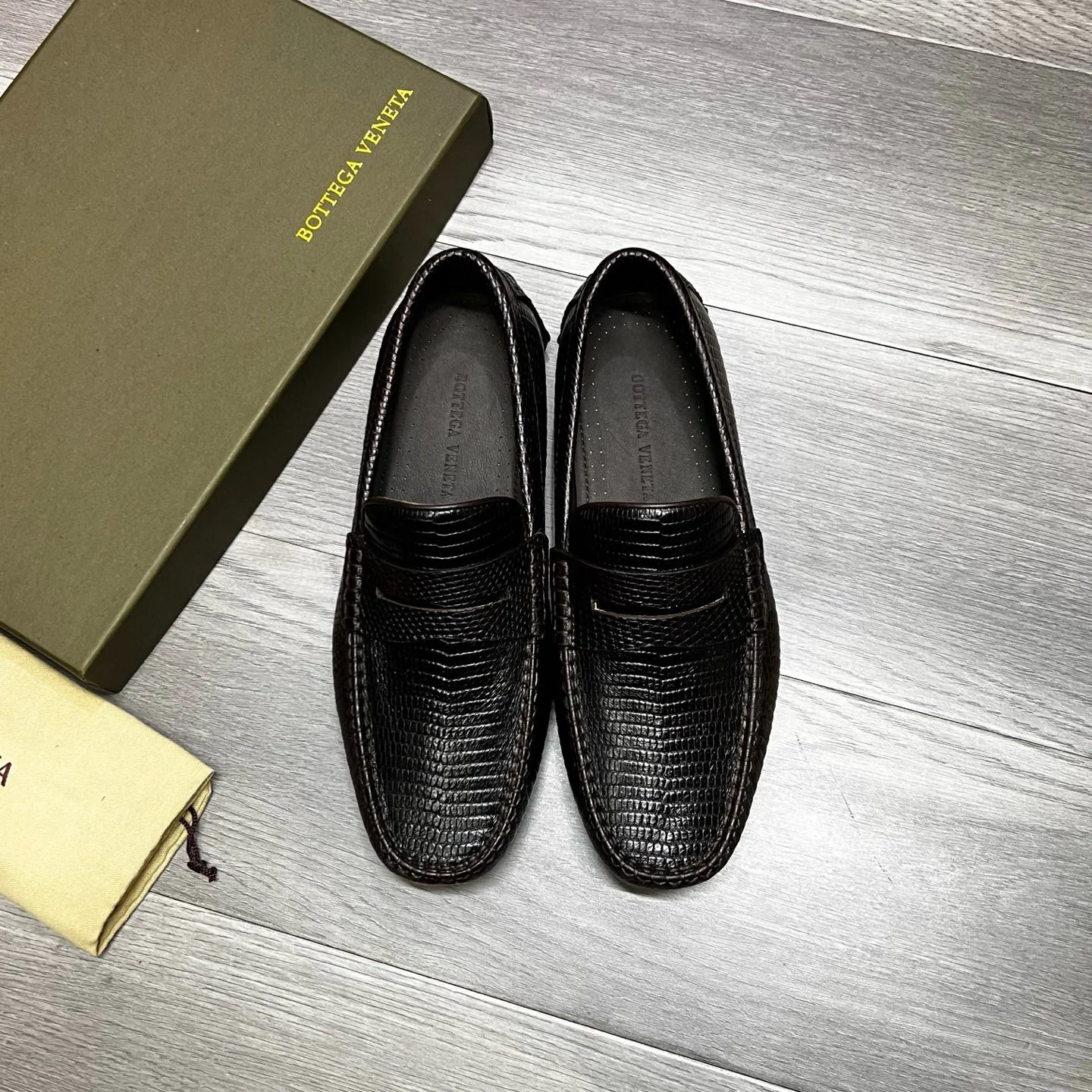 Factory price 480 BV 〰️Purely handmade classic men's beanie shoes👉👉driving shoes, slip-on shoes, made of imported cowhide from Italy, 💕water-dyed cowhide lining, 🔊original outsole, waterproof platform design, comfortable on the feet. A good choice for traveling and driving, three colors available, code number: 38-44, (45 can be customized)